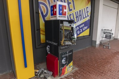 In der Nacht zu Sonntag haben Unbekannte auf noch nicht geklärte Weise einen Geldautomaten vor einer derzeit geschlossenen Spielothek an der Auer Straße in Stollberg aufgesprengt.