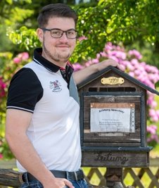 Martin Kralapp am hölzernen Briefkasten in Städten. 