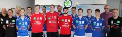 Zum Juniorteam des EHV Aue gehören (v. v. r.): Trainer Philipp Braun, Dominik Liebscher, Mathis Krauß, Tyll Schmidtke, Philipp Bamler, Leonard Schreiber, Elias Bombelka, Co-Trainer André Steinhauser swie (h. v. r.) Sponsor Thomas Keller, Dominic Schwenning, Leo Bauer, Marcel Schäfer, Julius Gerber, Nick Mehlhorn, Jonas Leubner und Teammanager Andreas Richter. 