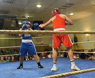 Der Klingenthaler Marlon Seidel (links) besiegte den weitaus größeren Maximov Anisimov aus Kamenz.