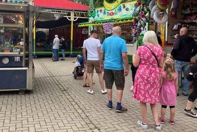 Auf dem Rummel gab es eine Losbude, Zuckerwatte, einen Autoscooter, einen Greifautomaten und ein Kinderkarussell.