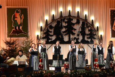 Das Finale in der Grünbach Turnhalle fand mit Folkloristen und dem Posaunenchor statt.