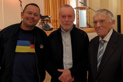 Marko Martin (v.l.), Laudator Utz Rachowski und Reiner Kunze bei der Preisverleihung im erzgebirgischen Oelsnitz