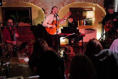 Olaf Stellmäcke und Band zogen das Publikum beim Lyriksalon am Dienstagabend in Freiberg in ihren Bann.