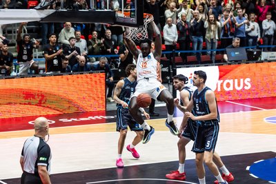 Amadou Sow dunkt gegen Ankara ein.