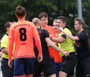 Heiß her ging es am Sonntag beim Landesklasse-Duell zwischen dem Oberlungwitzer SV und dem Meeraner SV. Schon in der ersten Halbzeit kam es wie hier zu teils tumultartigen Szenen. 
