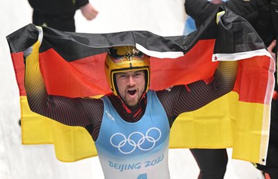 Johannes Ludwig aus Deutschland jubelt im Ziel.