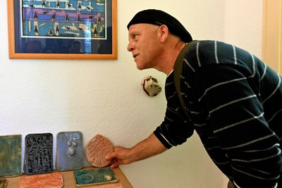 Der portugiesische Künstler José Daniel zeigt eigene und in einem Workshop entstandene fantasievolle, farbenfrohe Keramikkacheln in der Lila Villa.