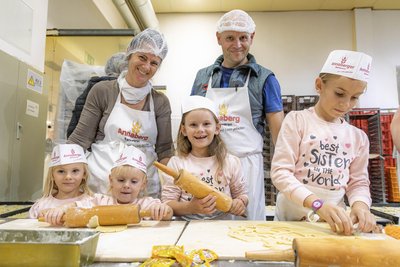 Ella, Svea, Nela und Nina (v. l.) sowie Mama Manuela und Papa Sören Vodel aus Annaberg hatten viel Spaß beim Plätzchen backen.
