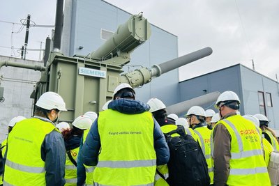 Besuchergruppe am Umspannwerk in Porvoo. Dort liegt das Unterseekabel Estlink 2, das nach Estland führt und 2024 beschädigt wurde.
