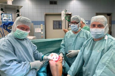 Chefarzt Dr. med. Erik Hauffe (l.) und Oberarzt Nicu Nistiriuc (r.) vom Endo-Prothetik-Zentrum Mittweida mit ihrem Team bei der Implantation einer keramischen Knie-Endoprothese.