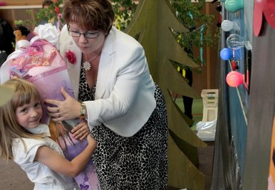 
              <p class="artikelinhalt">Franziska Funk holt mit Unterstützung von Grundschulleiterin Manja Buschbeck die Zuckertüte aus dem Automaten. Jan Görner</p>
            