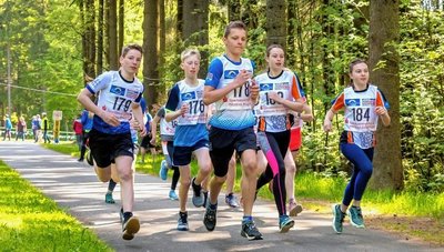Die Mädchen und Jungen der U 13 kurz nach dem Start. 