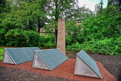 „Ohne Titel (Esda)“ von Iskender Yediler am „Purple Path“ in Lichtenstein.