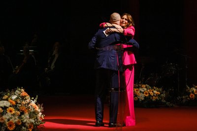 Nach einer emotionalen Rede des Eiskunstlauf-Olympiasiegers Brian Boitano nahm Katarina Witt den Preis von ihm entgegen.