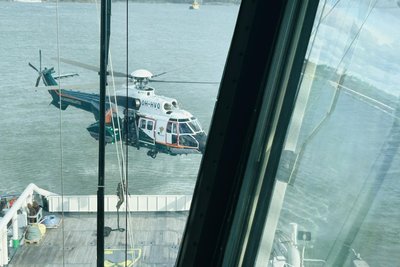 Übung der finnischen Küstenwache: Spezialkräfte seilen sich auf ein Boot ab. So sollen beispielsweise Sabotageakte verhindert werden.