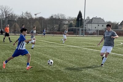 Die Barkas-Junioren, hier mit Jannik Mosch (rechts) gegen Hasan Rashid, gewannen das Derby in Mittweida.