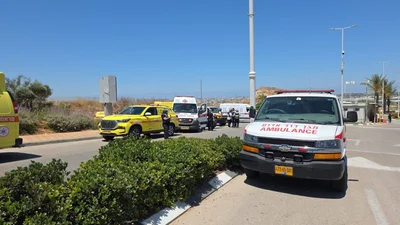 An mehreren Orten nordöstlich von Tel Aviv fallen Schüsse. Ein Krankenwagen steht am Einsatzort. 