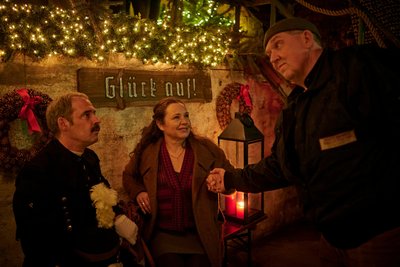 "Glück auf!": Das Erzgebirge spielt im Film "Ein Taxi zur Bescherung" die geografische Hauptrolle - es ist bloß nicht das echte. Dietmar Bär (rechts, in einer Szene mit Sebastian Reusse und Gabriele Völsch), als "Tatort"-Kommissar bestens bekannt, spielt im Film einen Taxifahrer.   