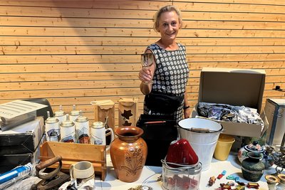 Sylvia Leupold (60) verkaufte im Güterboden Antikes und Trödel. Hier zeigt sie eines ihrer besonders wertvollen Stücke.