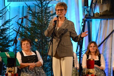 Birgit Weidlich moderierte die Adventsveranstaltung in der Turnhalle.