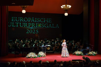 Die Chemnitzer Robert-Schumann-Philharmonie begleitete zahlreiche Gesangseinlagen, Einspielfilme stellten Chemnitz vor und die Laudatoren hielten Lobeshymnen auf die Geehrten.