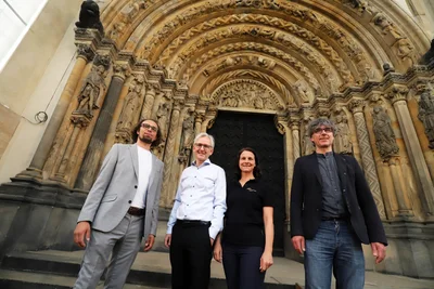 Freibergs amtierender OB Martin Seltmann, Dompfarrer Gunnar Wiegand, Tourismusleiterin Jana Tschapek und Domkantor Albrecht Koch (v.l.) vor der Goldenen Pforte im Dom zu Freiberg.