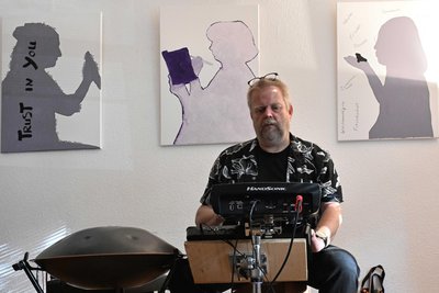 Mathis Stendike begleitete die Ausstellungseröffnung mit meditativen Perkussionsklängen. Im Hintergrund Schattenbilder von Stéphanie Noël.