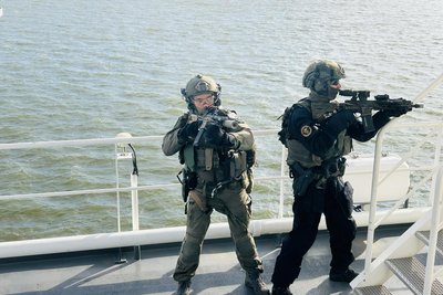 Bewaffnete Spezialkräfte bei einer Übung der finnischen Küstenwache.
