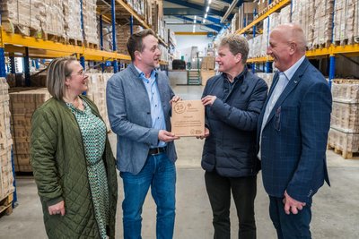 Die Bümag ist seit 25 Jahren nach den Regeln des FSC zertifiziert, das heißt, man arbeitet nachhaltig und umweltschonend. Dafür gab es eine Urkunde vom FSC-Geschäftsführer Deutschland, Alfred Schumm (2. v. r.). Darüber freuten sich Susan Krause, Geschäftsführer Stev Schumann (2. v. l.) und Andreas Rauh, der bisherige Geschäftsführer der Bümag.