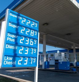 Ein Blick auf die Preistafel an der Tankstelle an der Colditzer Straße in Rochlitz, aufgenommen am Donnerstagmorgen. Die hohen Spritpreise werden für viele Kraftfahrer zum Problem - auch für manchen Azubi. 