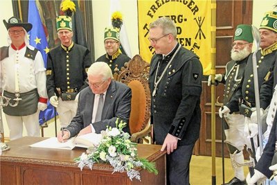 Ein Höhepunkt des ersten Tages des Bundespräsidenten in Freiberg war der Eintrag in das Goldene Buch der Stadt.