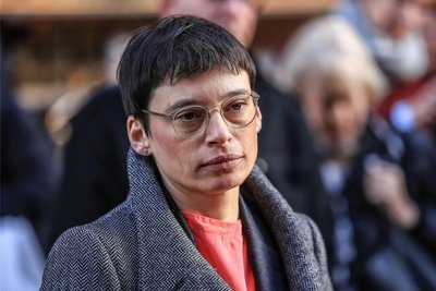 Nordrhein-Westfalens Familienministerin Josefine Paul (Grüne) im November 2022 am Rande einer Mahnwache in Düsseldorf.