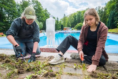 Fleißig wurde vor der Eröffnung gearbeitet: Annett Auerswald und Lea Leichsenring jäten Unkraut.