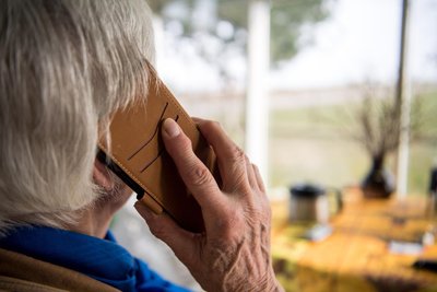 Eine Seniorin aus dem Erzgebirge hat 90.000 Euro an Betrüger verloren.