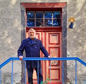 Der Kunsthistoriker Bernd Wippert vor dem 200 Jahre alten Pfarrhaus in Schillingstedt, das er zusammen mit seiner Frau bewohnt und saniert. 