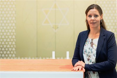 Rebecca Seidler ist die Vorsitzende der Liberalen Jüdischen Gemeinde von Hannover. Zwei Jahre nach dem Anschlag auf die Synagoge in Halle am 9. Oktober 2019 sagt sie: "Wir haben nun Sicherheitskonzepte vorliegen, die uns schonungslos vor Augen führen, welche Schutzmaßnahmen theoretisch notwendig wären, um uns vor Anschlägen besser zu schützen." 