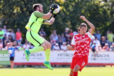 Hielt gegen den FSV Zwickau lange die Null: Roßweins Torwart Paul Zimmermann, der hier vor Veron Dobruna (r.) am Ball ist. 