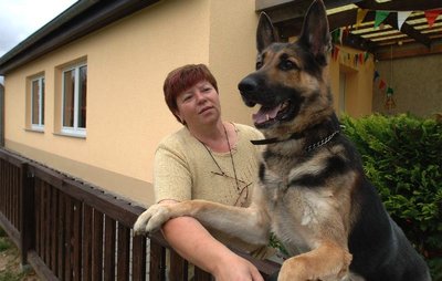 
              <p class="artikelinhalt">Angela Weinhold, Vorsitzende des Hundesportclubs Penig, mit Schäferhund Benny vor dem neuen Vereinsdomizil nahe der B 95. </p>
            