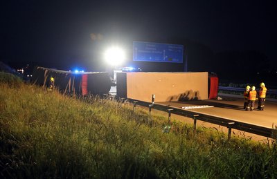Der umgestürzte Lkw blockierte die gesamte Fahrbahn. 