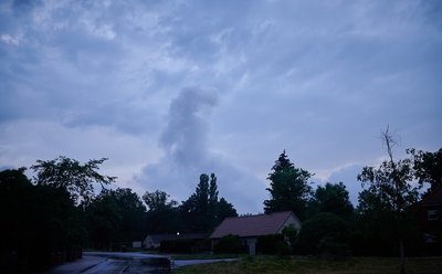 20.06.2022, Brandenburg, Treuenbrietzen: Nur noch vereinzelt sieht man Rauchschwaden am Montagmorgen über dem Waldstück bei Treuenbriezen. Nur rund 20 Kilometer voneinander entfernt brannten am Wochenende zwei große Waldflächen bei Treuenbrietzen und Beelitz (beide Landkreis Potsdam-Mittelmark).