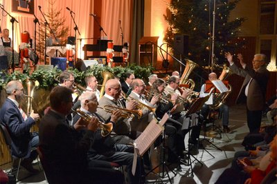 Der Posaunenchor spielte in Grünbach weihnachtliche Weisen.