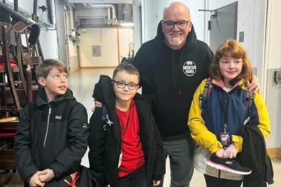 Bei ihrem Besuch in den Leipziger Studios trafen die Grundschüler auch prominente Interpreten wie DJ Ötzi.