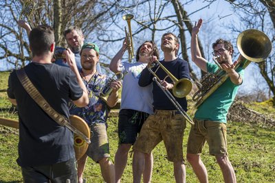 LaBrassBanda lassen unweit ihres Aufnahmestudios Luft an die Hosenbeine.