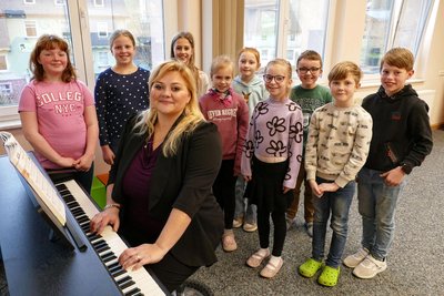 Im Vorfeld war Chorleiterin Anna Maria Macher und den neun Kindern nur wenig Zeit zum Üben geblieben.