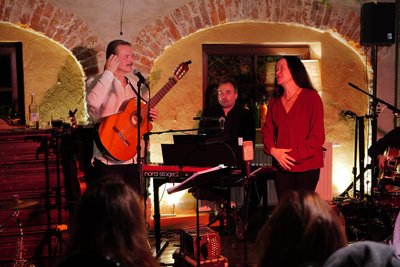 Olaf Stellmäcke und Band gastierten am Dienstagabend beim Lyriksalon in Freiberg, hier mit Organisatorin Heike Wenige.