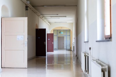 Das in die Jahre gekommene Obergeschoss der Rückert-Oberschule ist freigeräumt. Dort gehen nun die Bauarbeiten los.
