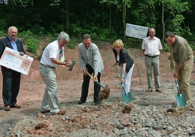 
              <p class="artikelinhalt">Landrat Christian Otto, der Crimmitschauer Oberbürgermeister Holm Günter, Fördervereinsvorsitzende Angelika Hölzel und Museumsleiter Jürgen Knauss (v. l.) beim ersten Spatenstich. </p>
            