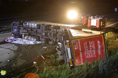Wegen ausgelaufener Betriebsstoffe kam die Feuerwehr zum Einsatz. 