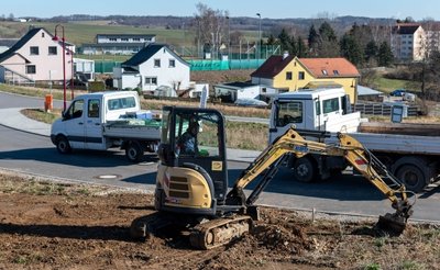 Im Wohnbaugebiet an der Erich-Weinert-Straße in Lunzenau werden derzeit einzelne Grundstücke an die Stromversorgung angeschlossen, damit die Bauherren noch in diesem Jahr loslegen können. 